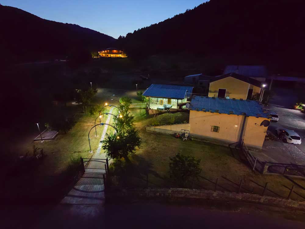 Lo chalet illuminato la sera