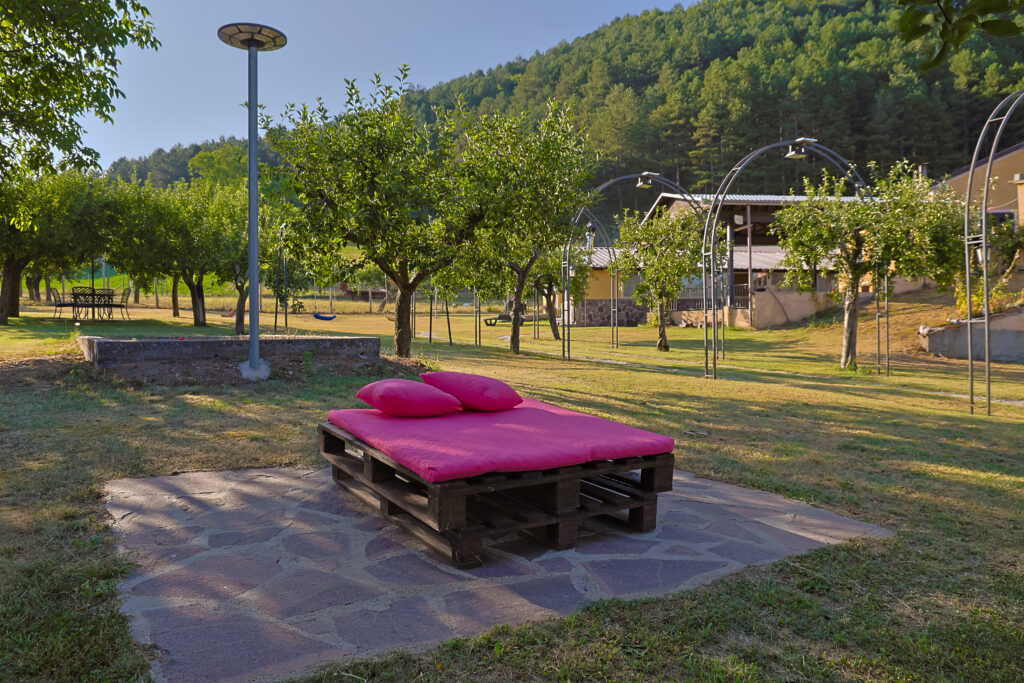 Lettino in giardino tra gli alberi da frutto