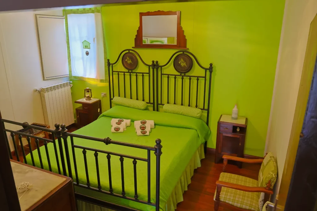 Green Apple Room con letto matrimoniale e pareti verdi