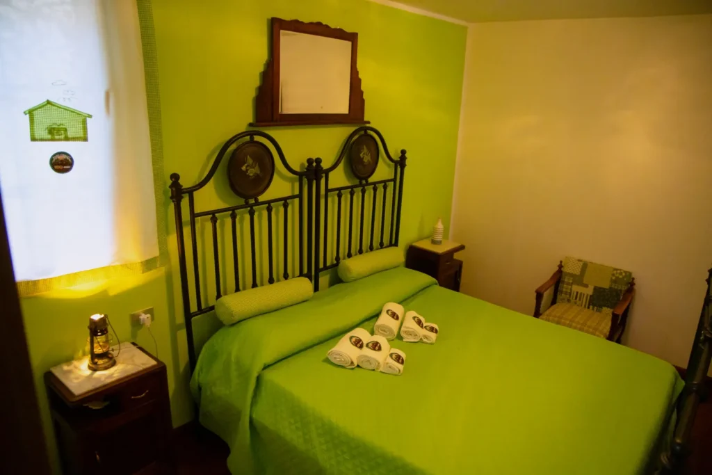 Green Apple Room con letto matrimoniale e pareti verdi