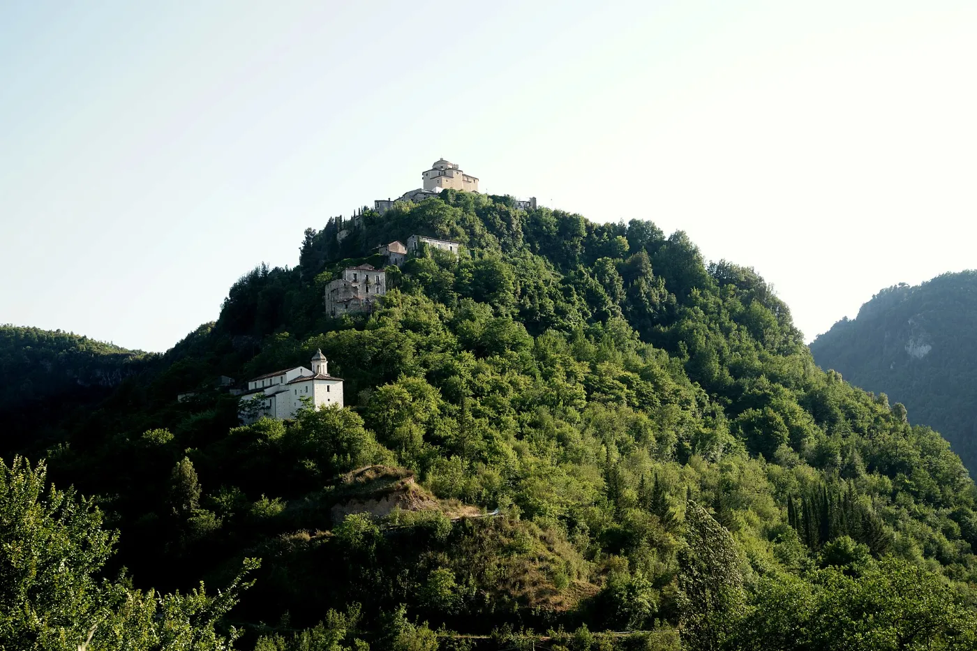 Laino Castello visto da Laino Borgo